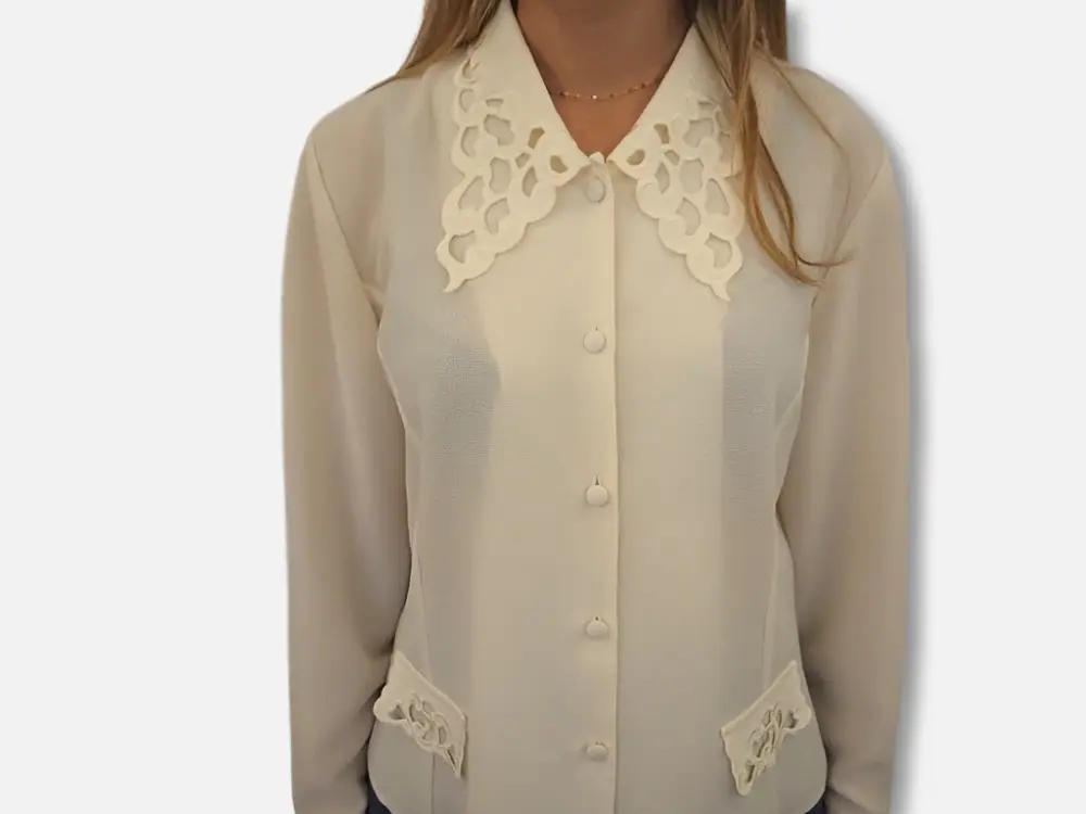 Camisa Alicja con brocados modelo detalle