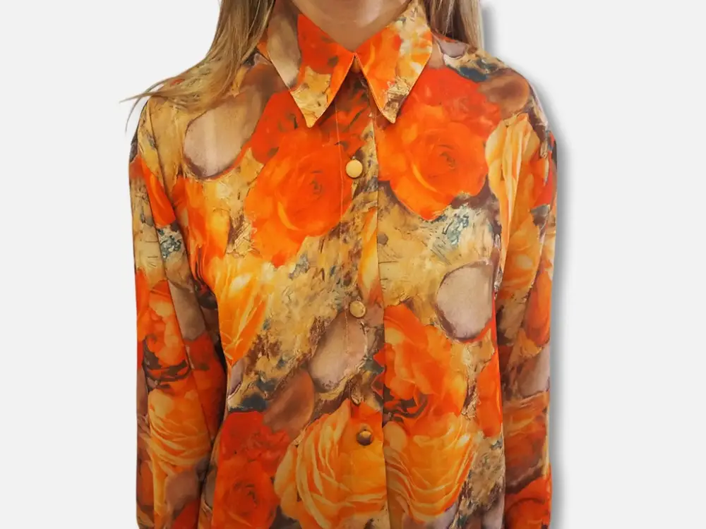 Camisa maxi rosas modelo detalle