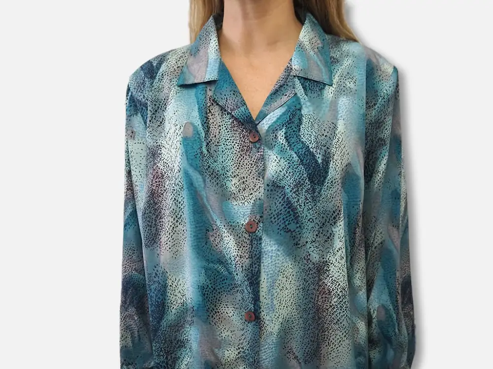Camisa animal print azul modelo detalle frente