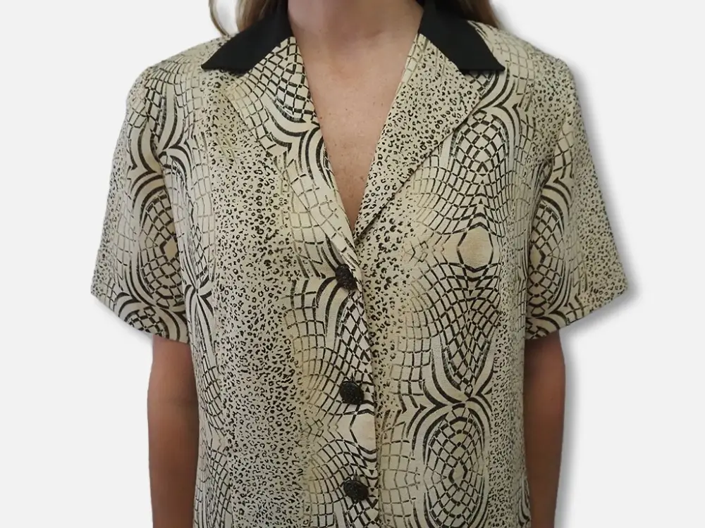 Camisa animal print bicolor modelo detalle frente