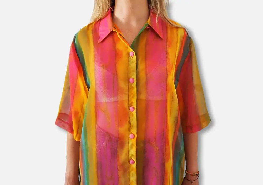 Camisa rainbow modelo detalle frente
