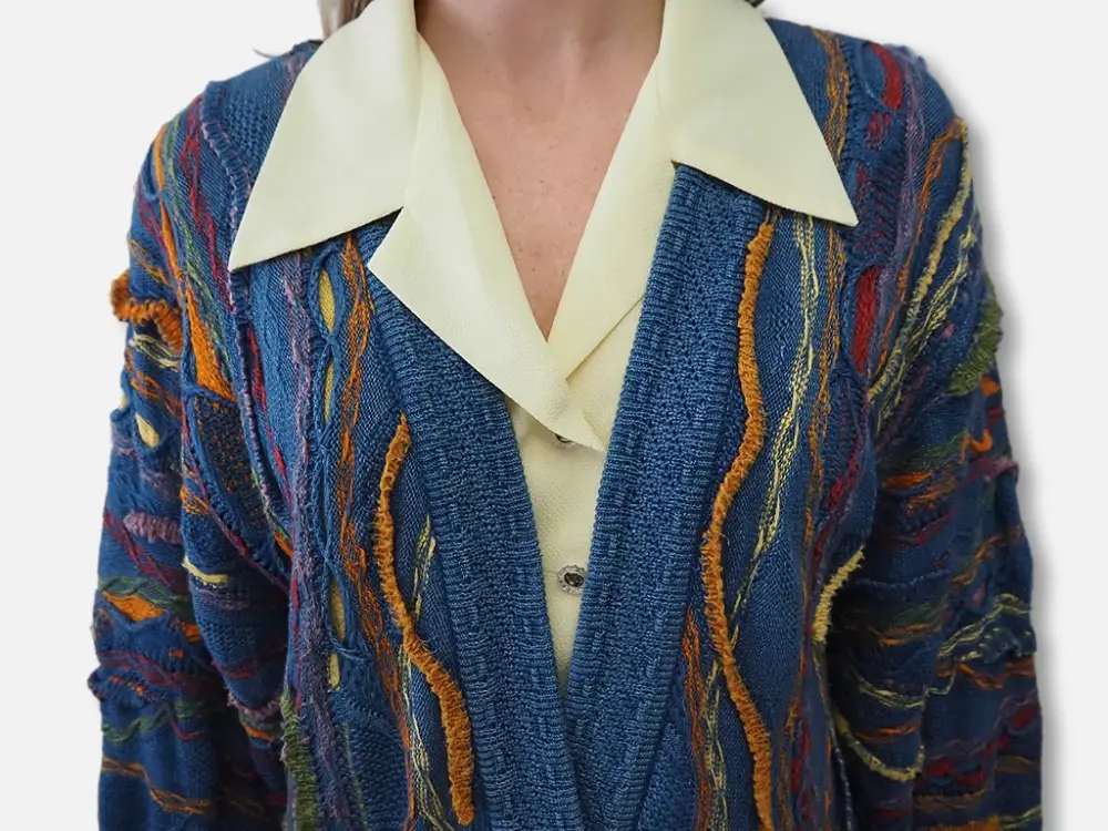 Cárdigan Coogi modelo detalle frente