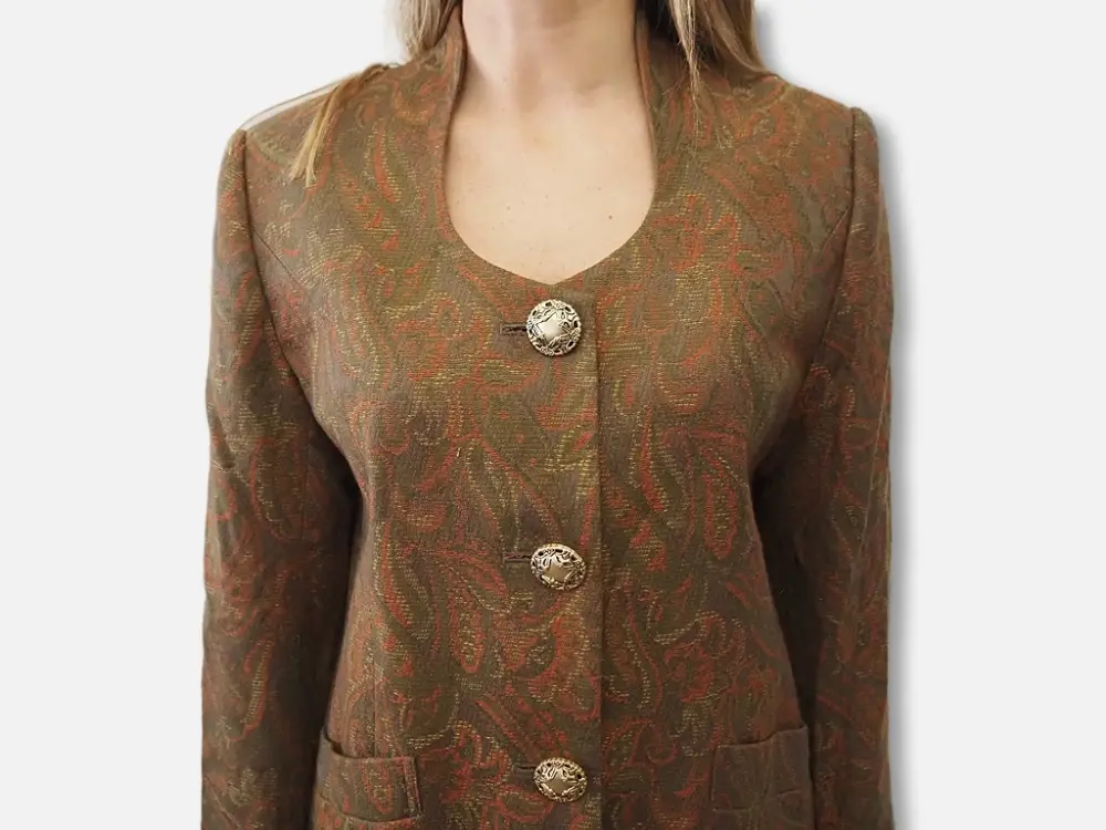 Chaqueta maxi botones ocres modelo detalle frente