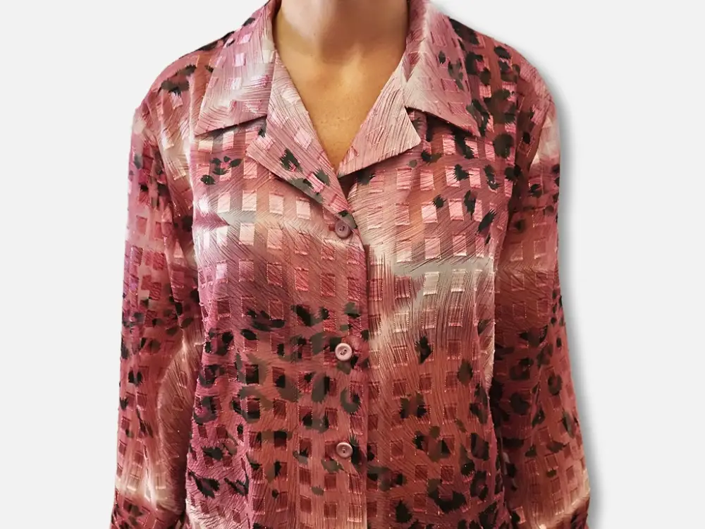 Camisa larga cuadros burdeos modelo frente detalle