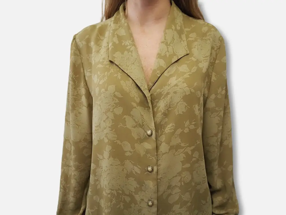 Camisa roses ocre modelo detalle frente