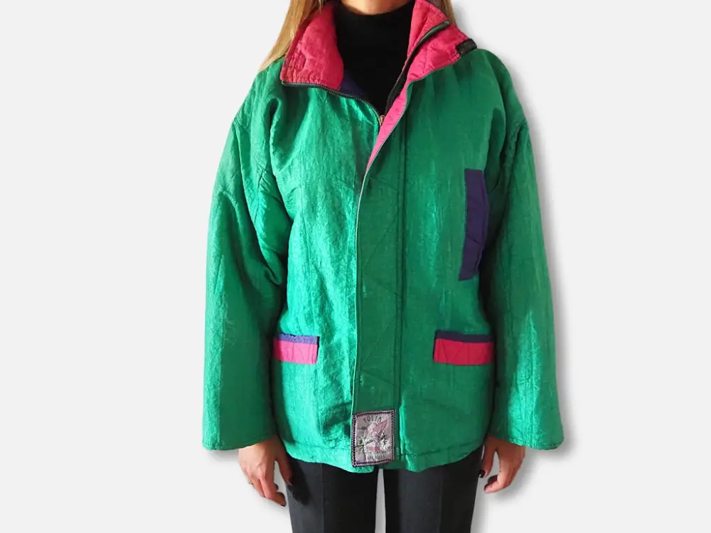Chaqueta verde metalizado y fucsia modelo frente