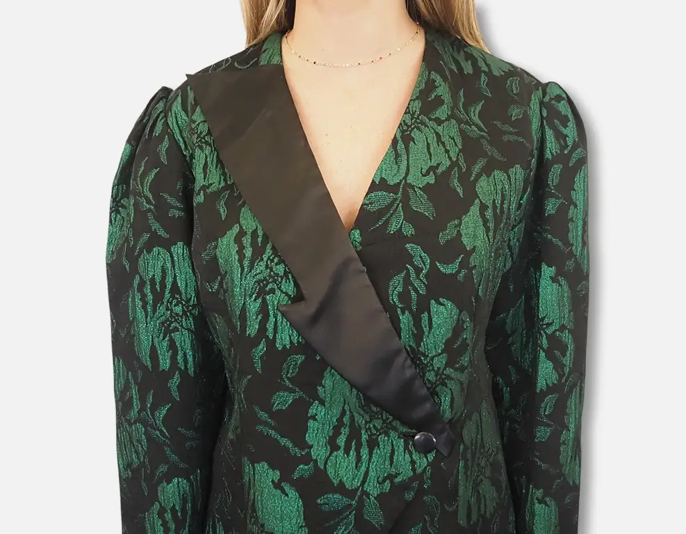 Blazer verde iridiscente modelo frente detalle